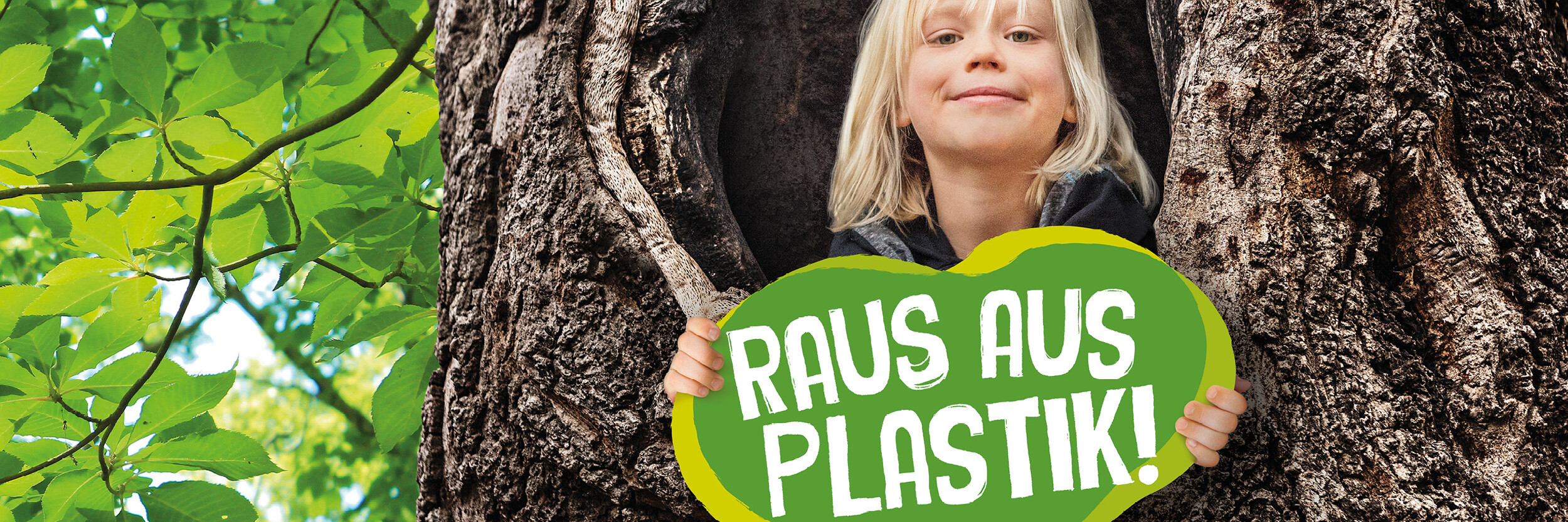 A child smiling while standing inside a hollow tree holds a green heart-shaped sign with the German text "Raus aus Plastik!" Bright green leaves are visible on the left side.