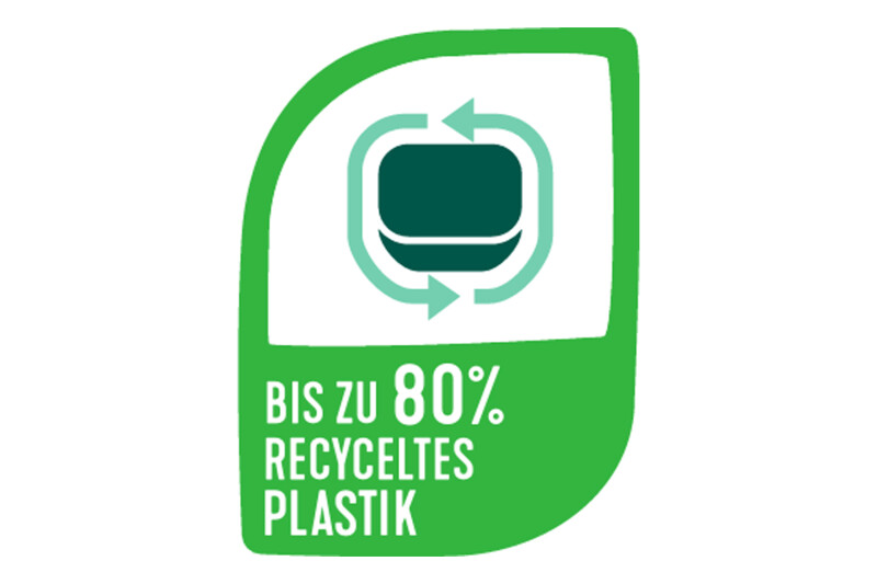 A green label with the text "Bis zu 80% Recyceltes Plastik" featuring an icon of two arrows forming a circular shape around a plastic object.